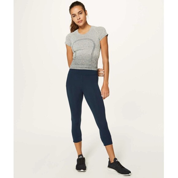 Lululemon Womens Pants Blue In Movement Crop Leggings Pull On Stretch Size 2 - Picture 1 of 11